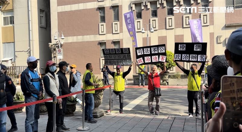 里長動員民眾北上特地為高虹安聲援。（圖／記者鍾昀軒攝影）