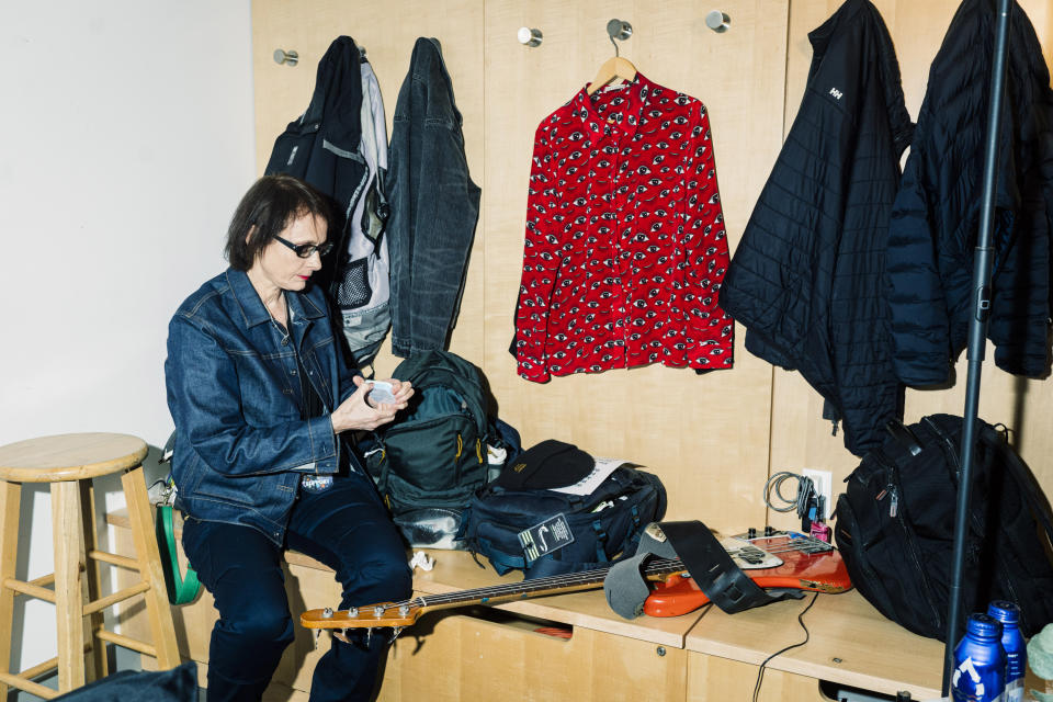 Josephine Wiggs, bajista de los Breeders, se prepara entre bastidores antes de que la banda se presente como telonera de la estrella del pop Olivia Rodrigo en el Madison Square Garden, en Nueva York, el 6 de abril de 2024. (Jutharat Pinyodoonyachet/The New York Times)