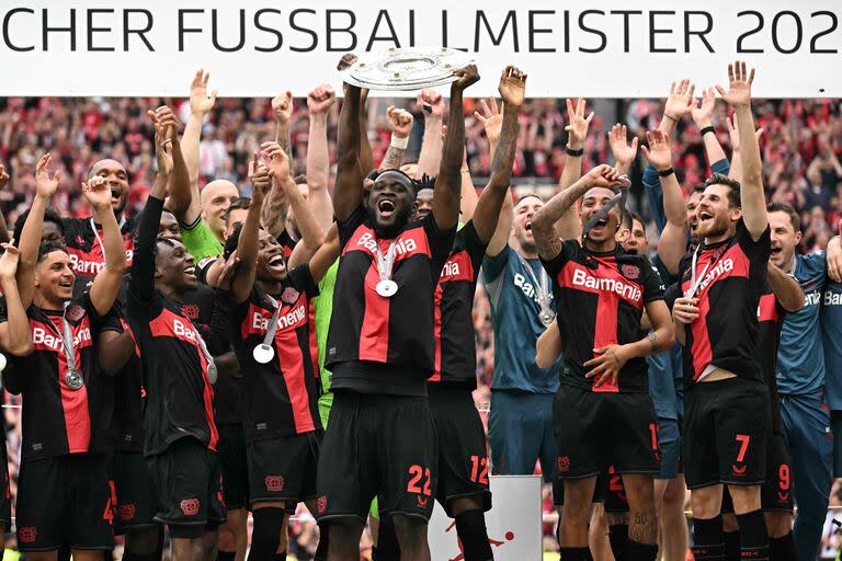 El nigeriano Victor Boniface, autor del primer gol ante Augsburg, levanta el trofeo de campeón de la Bundesliga de Bayer Leverkusen.