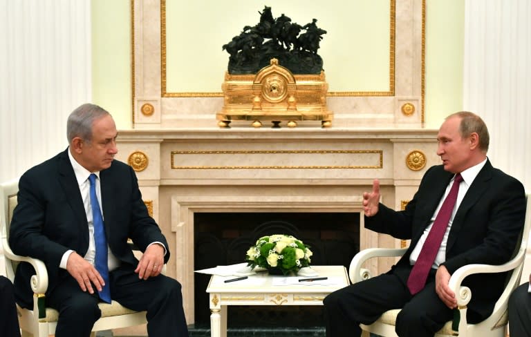 Russian President Vladimir Putin (R) speaks with Israeli Prime Minister Benjamin Netanyahu at the Kremlin on July 11, 2018