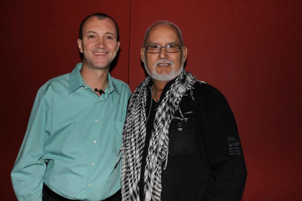 Valentín Álvarez Campos con el comediante Saulo García.