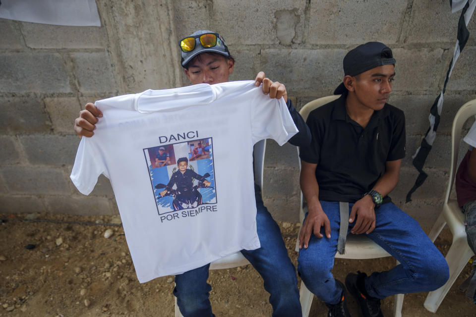 Un vecino enseña una camiseta con una foto del migrante guatemalteco Francisco Rojché y su apodo "Danci" en el velorio de Rojché en su casa en Chicacao, Guatemala, el miércoles 12 de abril de 2023. Rojché y su tío Miguel murieron en un incendio cuando estaba encerrados en un centro de detención de migrantes mexicano en Ciudad Juárez. (AP Foto/Moisés Castillo)