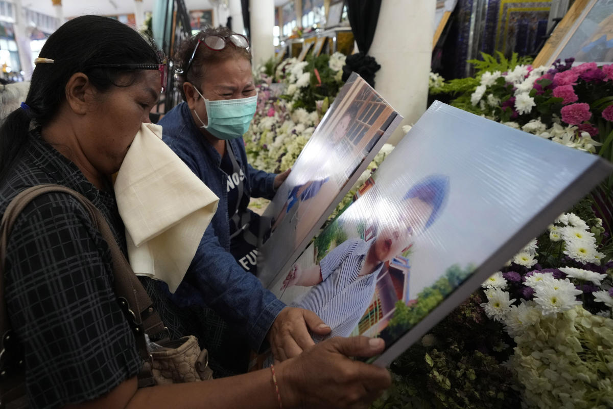 Des familles en deuil prient dans un temple thaïlandais pour les victimes tuées