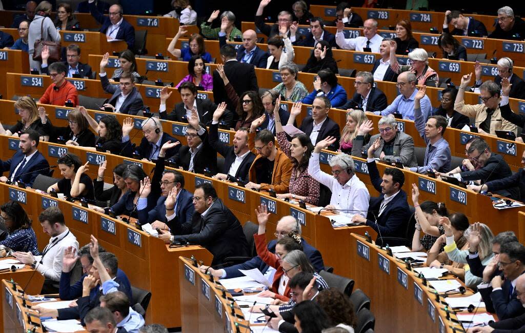 Les membres du Parlement européen votent lors d’une session plénière au Parlement européen à Bruxelles une révision majeure des lois migratoires, le 10 avril 2024. 