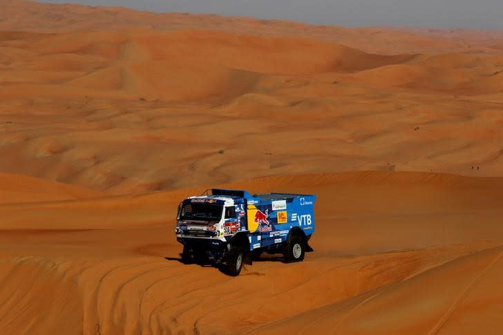 Foto del jueves de un camión durante la etapa 11 del Rally Dakar