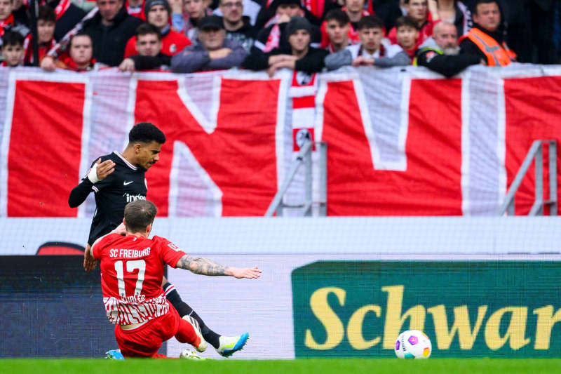 Frankfurt's Ansgar Knauff (L) scores his side's second goal during the German Bundesliga soccer match between SC Freiburg and Eintracht Frankfurt at Europa-Park Stadium. Tom Weller/dpa