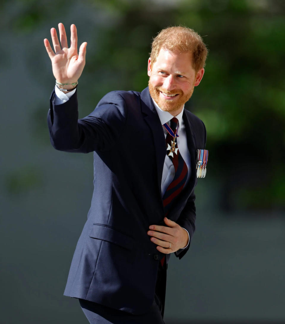 prince harry waving at invictus games service