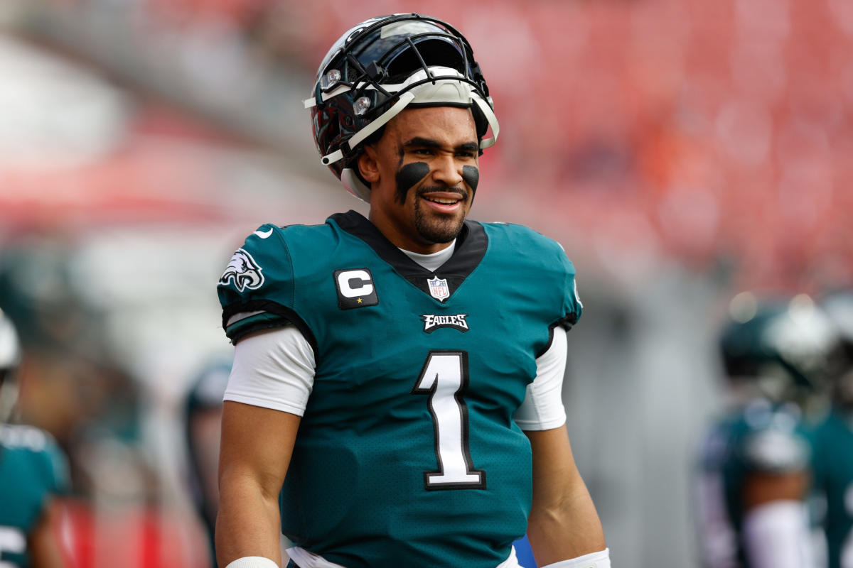 Jalen Hurts throws for TD, runs for another as Eagles thump Buccaneers  25-11 to remain unbeaten – NewsNation