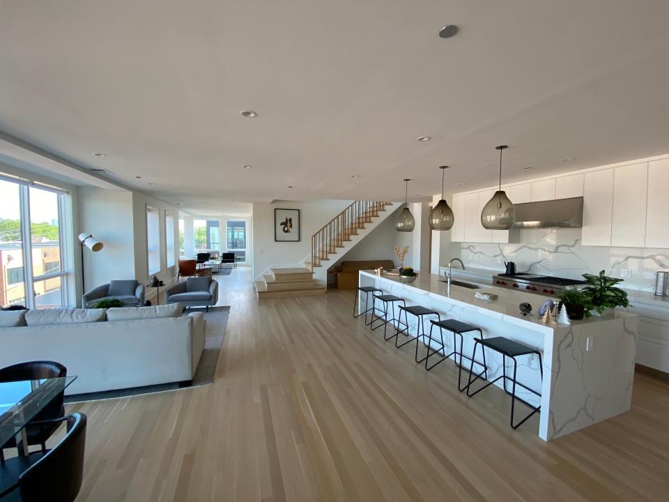 The living room and kitchen in the penthouse at Norweta.