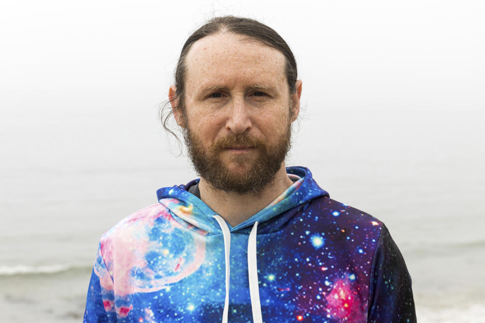 Mike Einziger, of the podcast "To Live and Die in LA," poses for a portrait on Thursday, June 17, 2021, in Malibu, Calif. (Photo by Willy Sanjuan/Invision/AP)