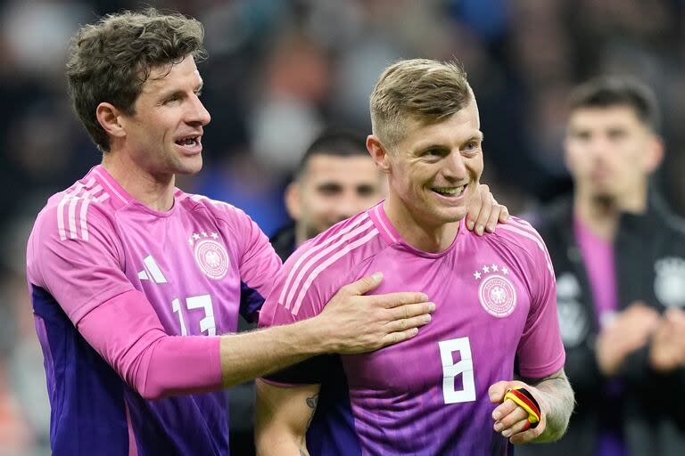 Toni Kroos, saludado por Müller, se retirará del fútbol tras disputar la Eurocopa con Alemania