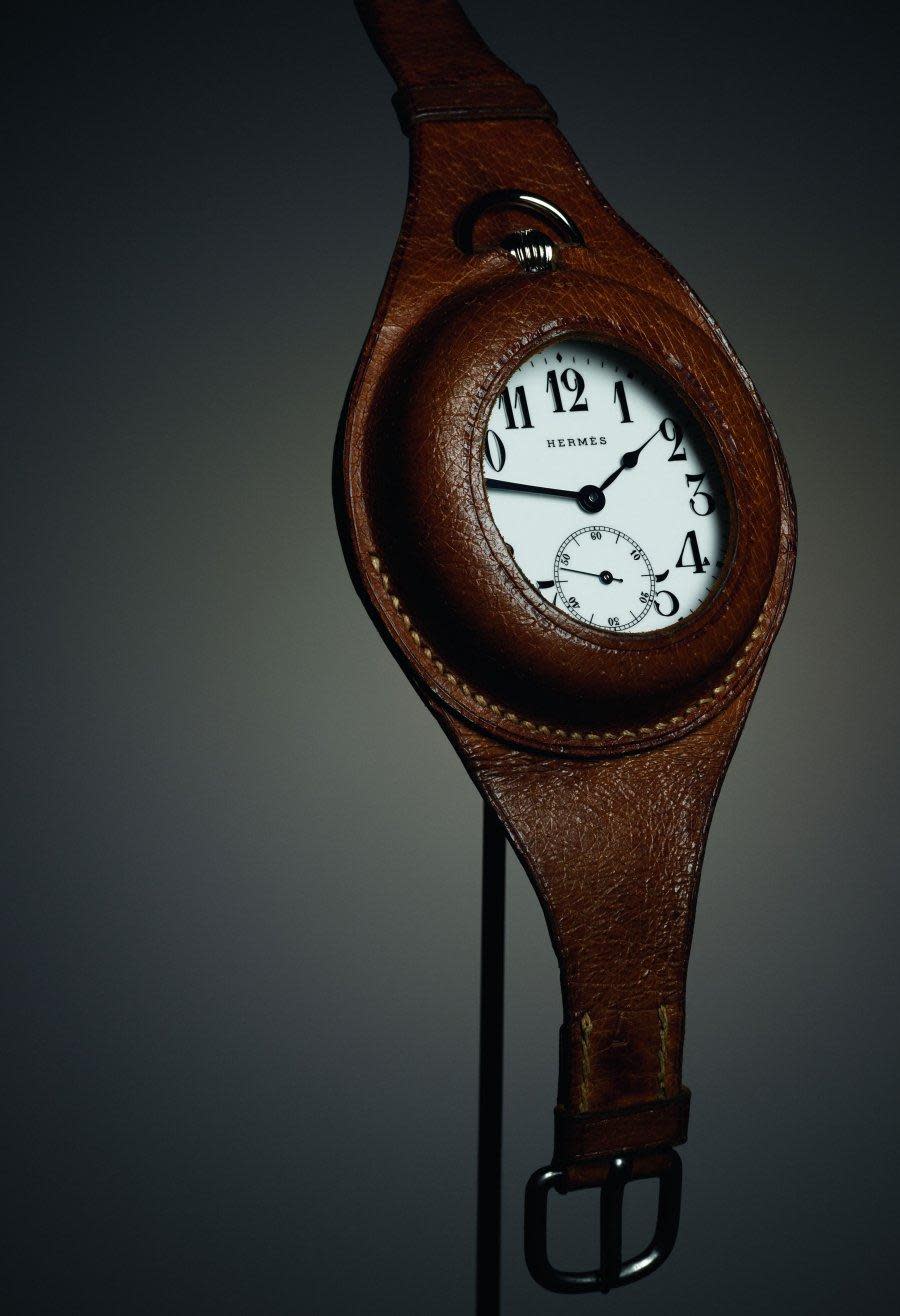 愛馬仕於1912年製作的皮革腕錶，是Emile Hermes為他的九歲女兒Jaqueline Hermès特別製作的。