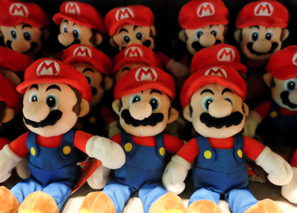 Los juguetes de peluche de Mario se exhiben en la fábrica 1Up en Super Nintendo World, una nueva atracción con el popular personaje de videojuegos Mario, que se inaugurará el 18 de marzo durante una vista previa para la prensa en el parque temático Universal Studios Japan en el oeste de Osaka.  Japón, 17 de marzo de 2021. Foto tomada el 17 de marzo de 2021.  REUTERS/Irene Wang