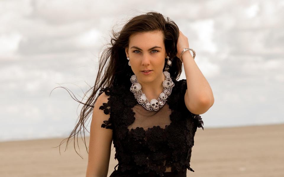 Die schwedische Sopranistin Elize Ryd singt bei der Metal-Band Amaranthe - und ist, man mag's kaum glauben, großer ABBA-Fan. Wenn es um die attraktivsten Ladys im Rockbusiness geht, ist meist auch ihr Name vorne dabei. Aber allzu interessierte Männer sollten sich hüten: Die 38-Jährige ist mit einem knüppelhaften Kerl liiert - dem früheren schwedischen Eishockeyprofi Joel Gistedt. (Bild: Lars Johnson / Spinefarm Records)