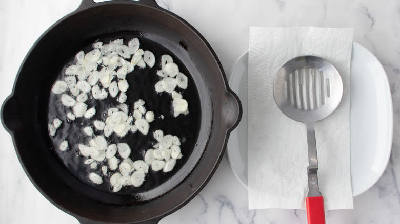 garlic in black pan