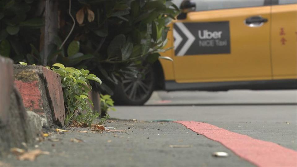 醉男倒臥馬路「車輾過頭」　奇蹟只有擦挫傷