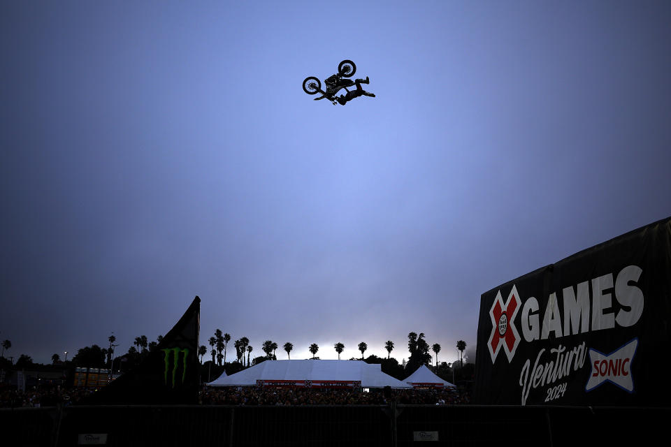 Taka Higashino uit Japan doet mee aan de Moto X Best Trick op de X Games in Californië. (Ronald Martinez/Getty Images)