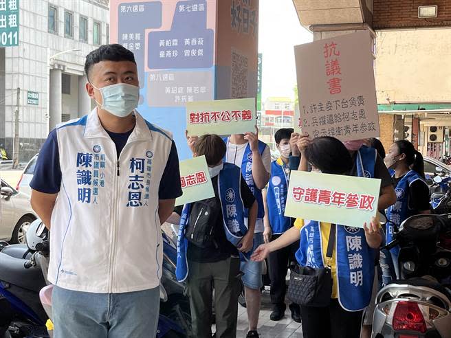 鎮港區新人陳識明今到國民黨高雄市黨部陳情，隨行人員舉牌要求許福明下台，但許人在樓上開會並未現身，而是由市黨部一組總幹事代表接下陳情書，再轉交給許。（柯宗緯攝）