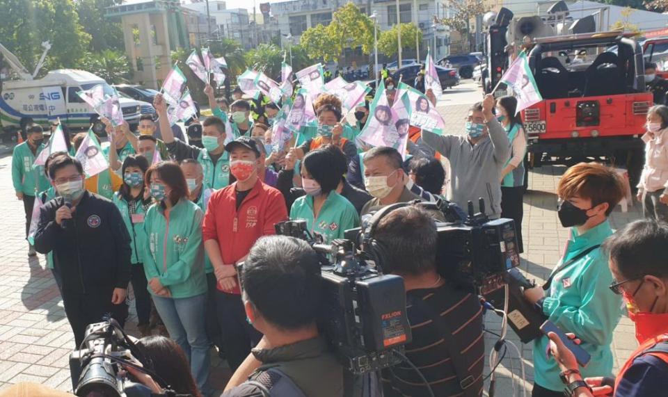 台中市第二選區立委候選人號次抽籤昨日登場，民進黨林靜儀由競總主委林佳龍、競總總幹事陳柏惟陪同到場。（記者陳金龍攝）