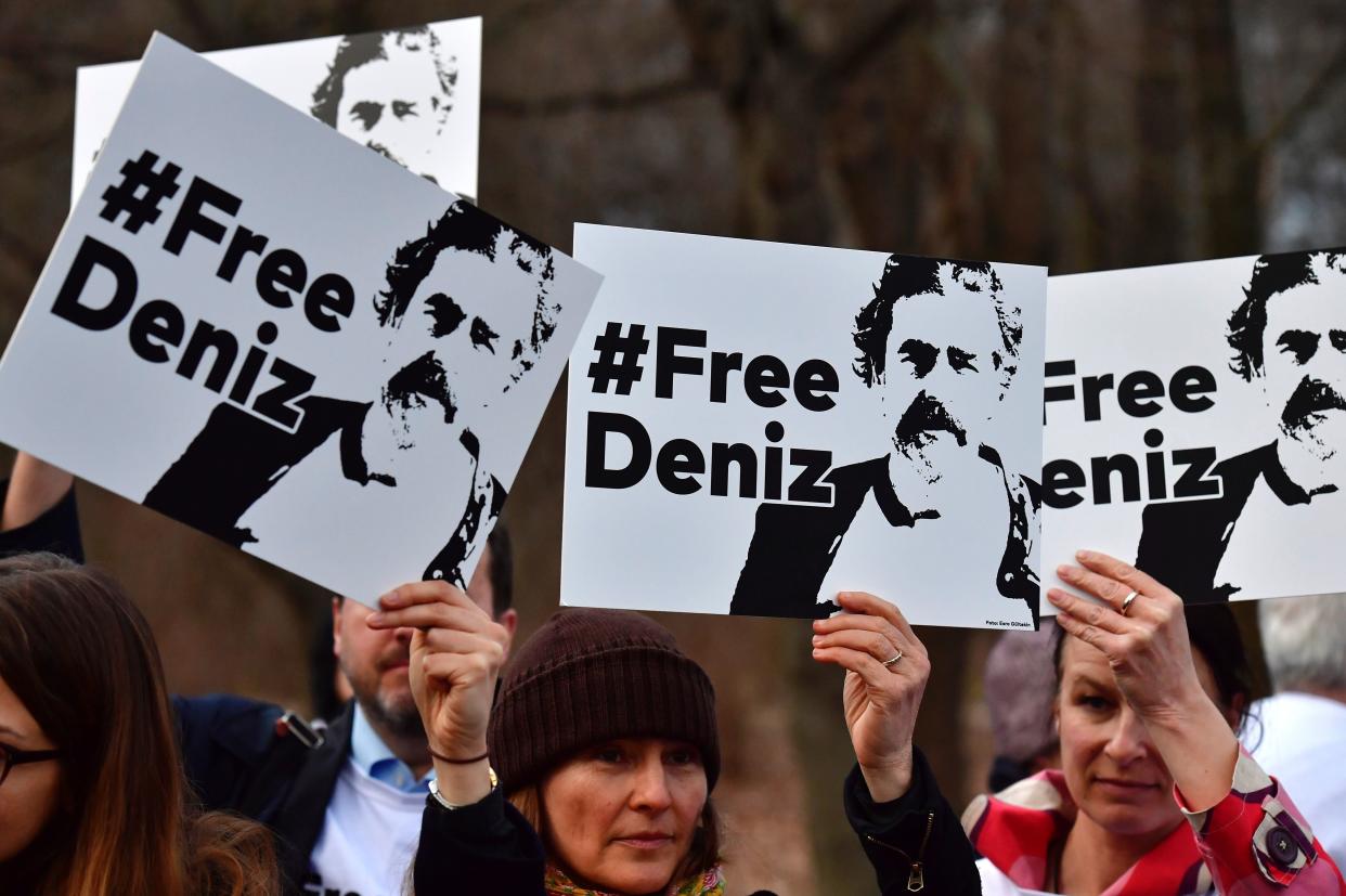 Protesters in Berlin call for the release of German journalist Deniz&nbsp;Y&uuml;cel,&nbsp;who has been detained in Turkey since February. (Photo: JOHN MACDOUGALL/AFP/Getty Images)