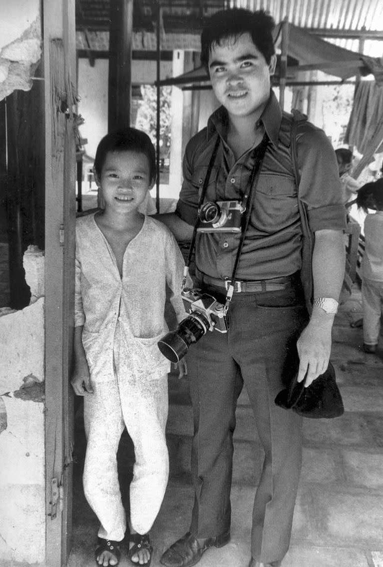 Kim Phuc junto a Nick Ut, quien luego de tomarle la icónica fotografía, la llevó a un hospital para salvarle la vida