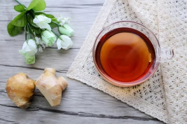 <strong>薑茶是一種溫暖的飲品，對於舒緩喉嚨不適非常有幫助。（示意圖／photoAC）</strong>