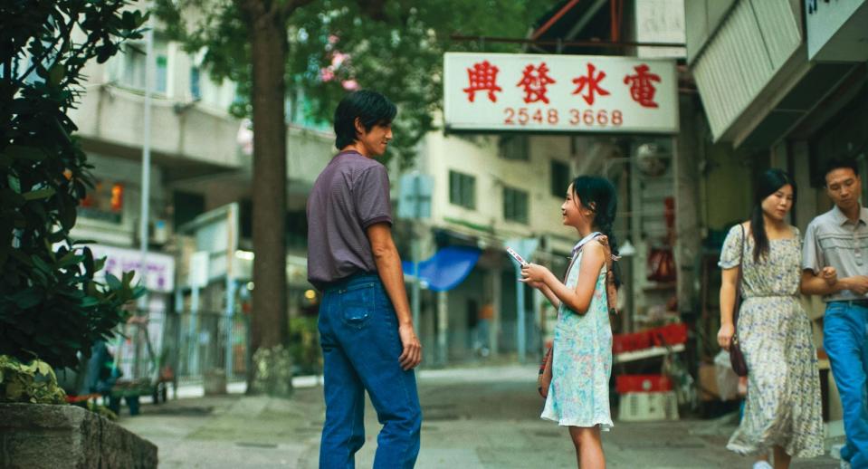 片中吳慷仁（左1）在1997年將女兒許可兒（左2）從湖南接到香港生活。（甲上娛樂提供）