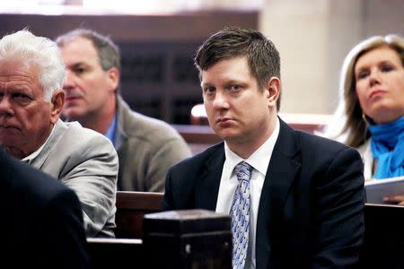 Chicago police Officer Jason Van Dyke sits with his father on Thursday morning, May 5, 2016 before approaching judge Vincent Gaughan at the Leighton Criminal Court Building in Chicago, Illinois, U.S. REUTERS/Nancy Stone/Pool)