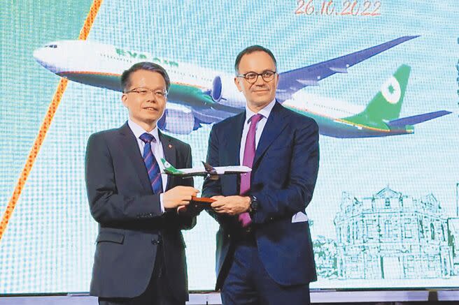 長榮航空總經理孫嘉明（左）致贈航機模型予米蘭機場公司執行長Armando Brunini（右），慶祝正式開航。（黃琮淵攝）