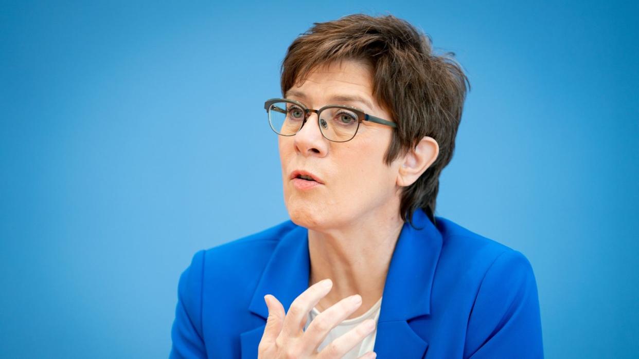 Bundesverteidigungsministerin Annegret Kramp-Karrenbauer (CDU) fordert von Russland Transparenz.