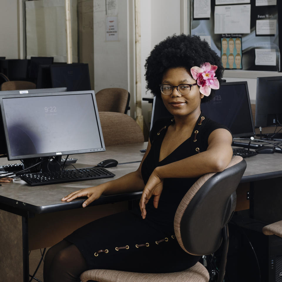 Roxan Rockefeller, a la izquierda, estudiante de tercer año de ciencias de la computación en la Universidad Estatal de Bowie, en Bowie, Maryland, el 1.° de marzo de 2023. (Jason Andrew/The New York Times)