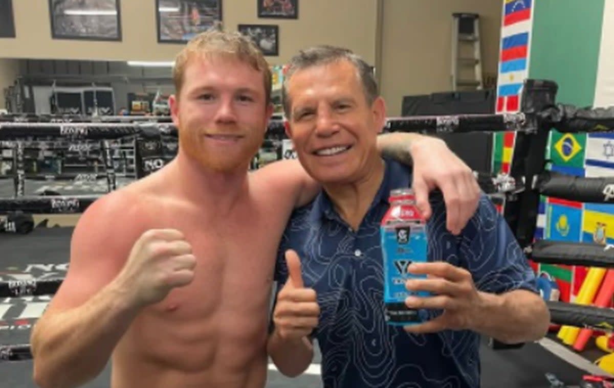 Julio César Chávez junto a Saúl 'Canelo' Álvarez.