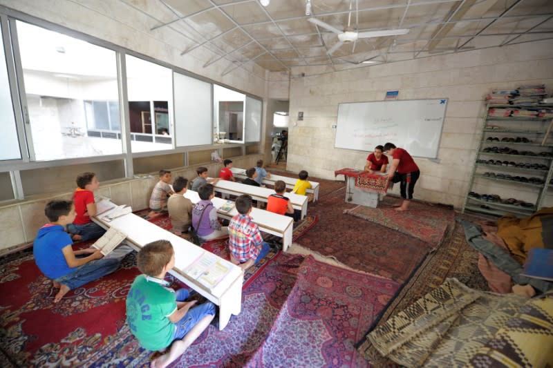 Des enfants étudient à la mosquée. De nombreuses écoles ont été détruites durant le conflit. Des enfants d'Alep suivent des cours à la mosquée. L'imam Abdoulrahman Dawkha raconte qu'il fait classe pour 250 élèves. /Photo prise le 16 juillet 2017/REUTERS/ Omar Sanadiki