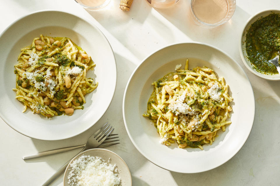 Pasta al pesto con alubias blancas y queso halloumi, en Nueva York, el 2 de septiembre de 2021. Estilista de alimentos: Simon Andrews. (Christopher Simpson/The New York Times)