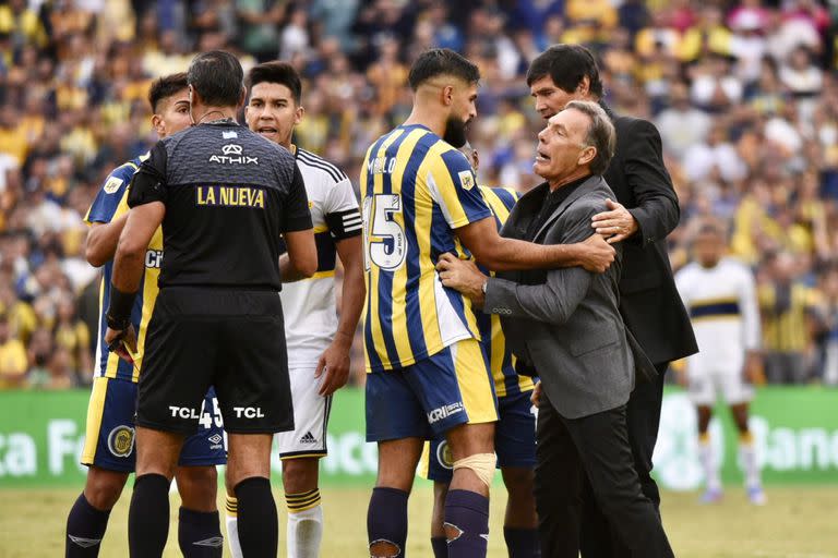 Miguel Russo ingresó al campo de juego tras ser expulsado por el árbitro Ariel Penel