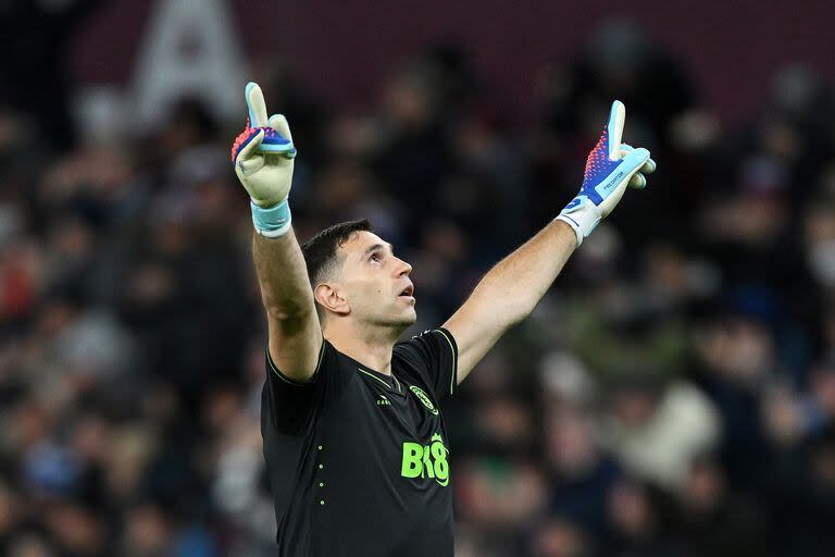 BIRMINGHAM, ENGLAND - DECEMBER 09: Emiliano Martinez of Aston Villa celebrates after teammate John McGinn (not pictured) scores their team's first goal during the Premier League match between Aston Villa and Arsenal FC at Villa Park on December 09, 2023 in Birmingham, England. (Photo by Shaun Botterill/Getty Images)