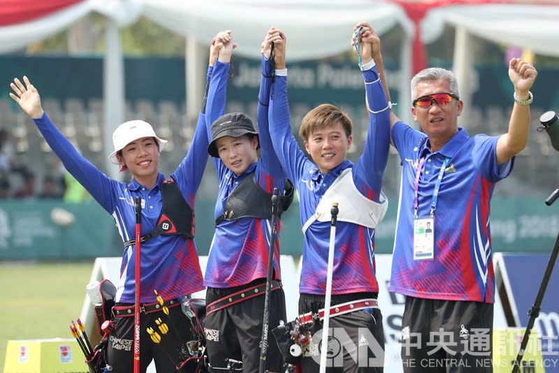 由雷千瑩（右2）、譚雅婷（左）與彭家楙（左2）聯手的中華女子射箭代表隊，27日在雅加達—巨港亞運射箭反曲弓女團金牌戰中，以3比5不敵南韓銀恨。（中央社）