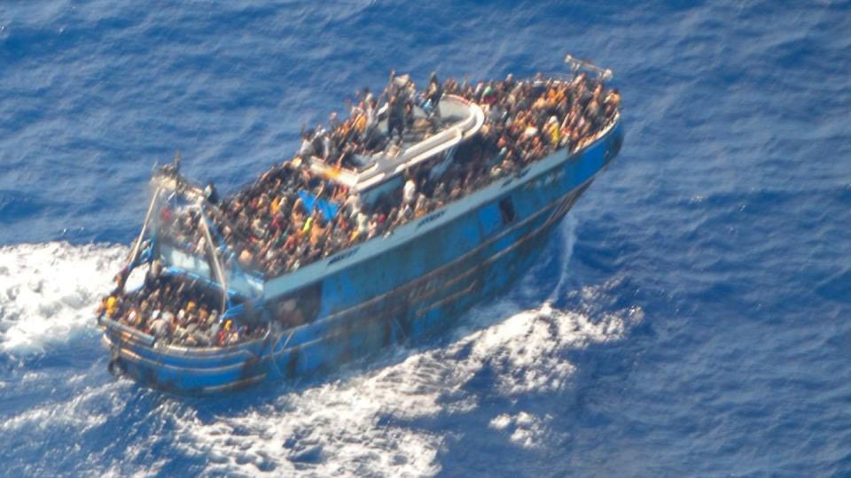 Sie wollten von Libyen nach Italien: Im Mittelmeer sinkt ein Fischkutter, auf dem Hunderte Menschen zusammengepfercht waren.