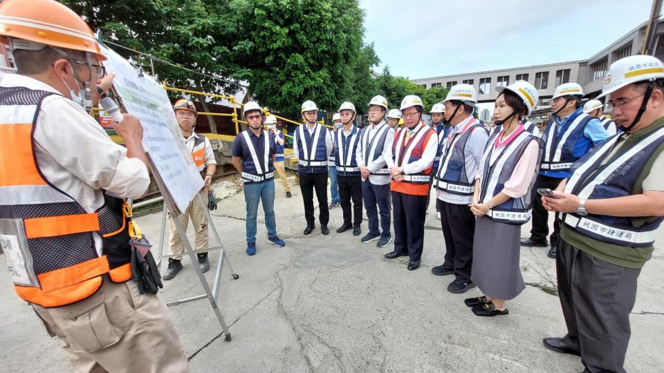 鄭文燦今日前往桃園區視察「桃園鐵路地下化及捷運綠線G07站共構工程」及廣一停車場。圖：李春台攝