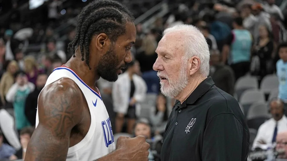 Popovich talks with Leonard after the game at Frost Bank Center. - Scott Wachter/USA TODAY Sports/Reuters