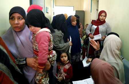 A family planning adviser speaks with Egyptian mothers at a new clinic in the province of Fayoum, southwest of Cairo, Egypt February 19, 2019. Picture taken February 19, 2019. REUTERS/Hayam Adel