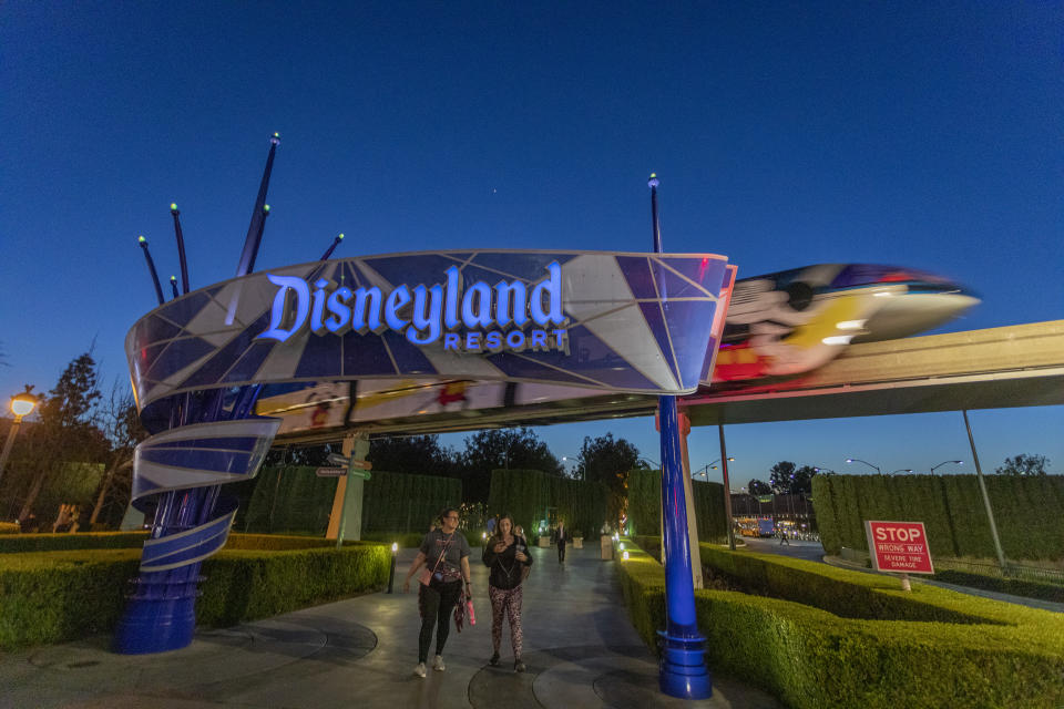 AVisitantes asisten al Parque Disneyland el 25 de febrero de 2020 en Anaheim, California. (David McNew / Getty Images)