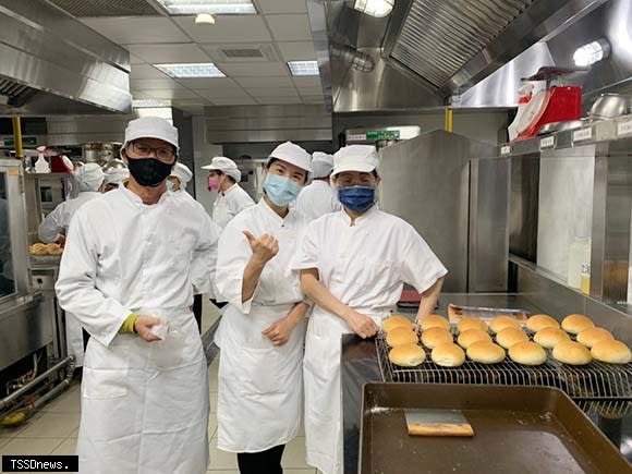 歡迎中壯年失業勞工參與職訓穩定就業有機會獲一萬元獎勵金，圖為麵包烘焙。（圖／新北勞工局提供）