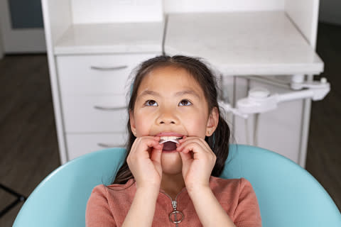 Dr. Sandra Tai’s patient independently inserting Invisalign® Palatal Expander. (Photo: Business Wire)