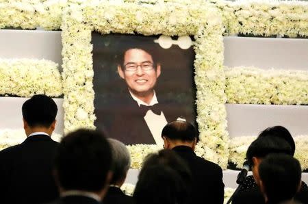 South Korean nationals pay their respect during a memorial service for their compatriot Jee Ick-joo, who was allegedly killed by policemen inside the Camp Crame police camp, in Quezon city, Metro Manila, Philippines February 6, 2017. Picture taken February 6, 2017. REUTERS/Erik De Castro