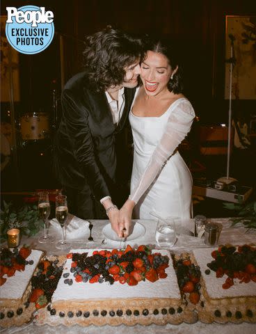 <p>Julia Cox of Darling Juliet Photo</p> Tyler Cohenour and Mia Zarrella cutting wedding cake