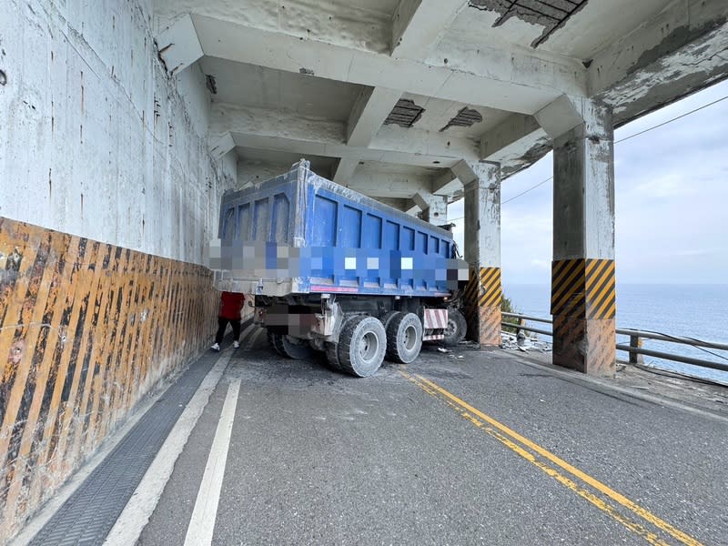 舊蘇花公路和仁段大貨車自撞（1） 台9丁線（舊蘇花公路）和仁段北上車道15日上午發 生大貨車自撞明隧道事故，造成駕駛及乘客2人輕重 傷，交通因事故阻斷約1小時。 （新城警分局提供） 中央社記者張祈傳真  113年3月15日 