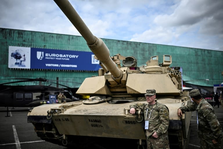 Des marines américains appuyés contre un char Abraham lors du salon international de la défense terrestre, aérienne et de la sécurité Eurosatory, le 17 juin 2024 à Villepinte, en Seine-Saint-Denis (JULIEN DE ROSA)