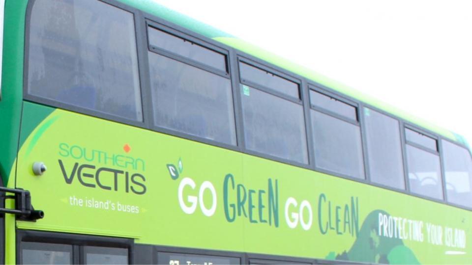 Prensa del condado de Isle of Wight: El gobierno planea proporcionar hasta £ 75 millones, para que los operadores de autobuses puedan continuar con el esquema