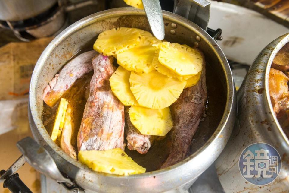 鳳梨等水果除了軟化肉質，還能為湯汁賦予迷人甜甘底蘊。